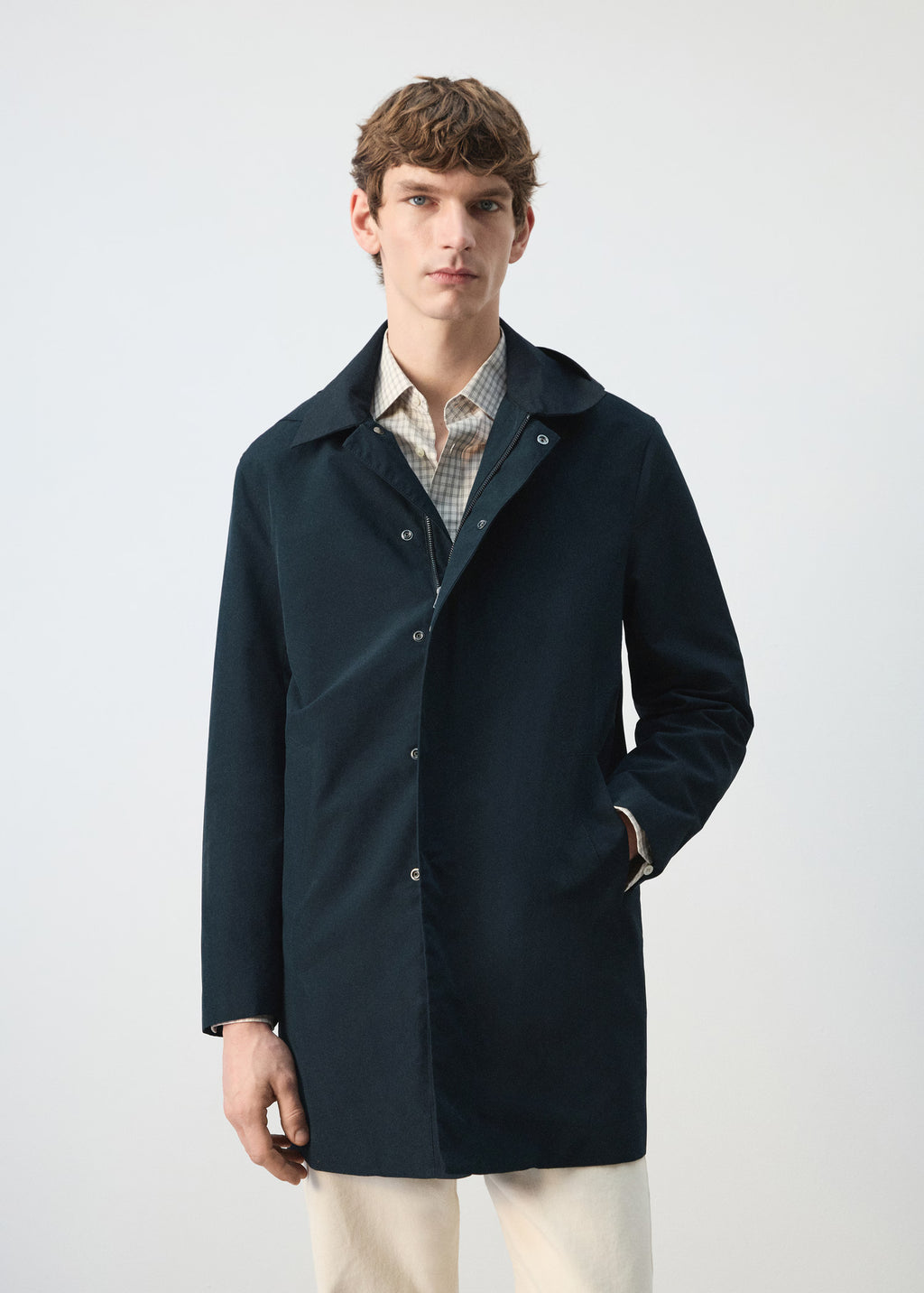 Water-repellent parka with detachable hood